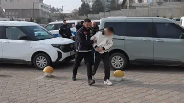 Parasını gasbettikleri gence çıplak görüntüleri ile şantaj yaptılar 