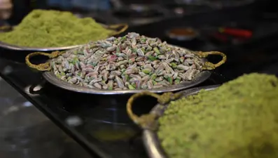 Kilosu altınla yarışıyor. Sahtekarlar gıda boyası ve bezelye kullanıyor