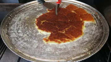 Günde yaklaşık 70 tepsi satılıyor. Oturarak tüketildiğinde fiyatı artıyor