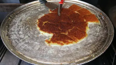 Günde yaklaşık 70 tepsi satılıyor. Oturarak tüketildiğinde fiyatı artıyor