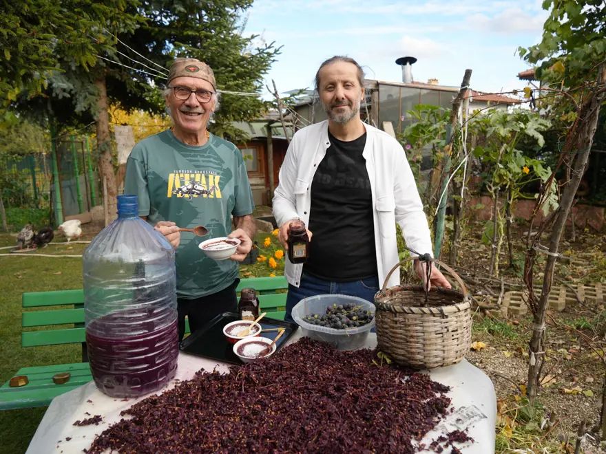 BAHÇESİNDE YETİŞTİRİYOR 2