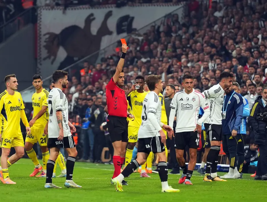 Süper Lig'in kart raporu | Hakemlerden 676 sarı, 38 kırmızı kart, işte en çok kart çıkan takım