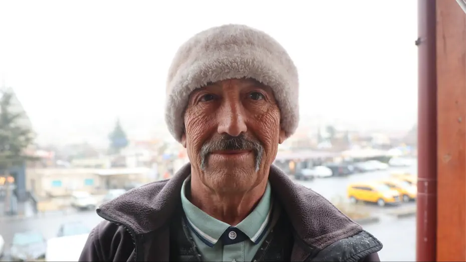 Ortaokul mezunu Cemalettin amca tam 9 dil biliyor, görenler şaşırıyor