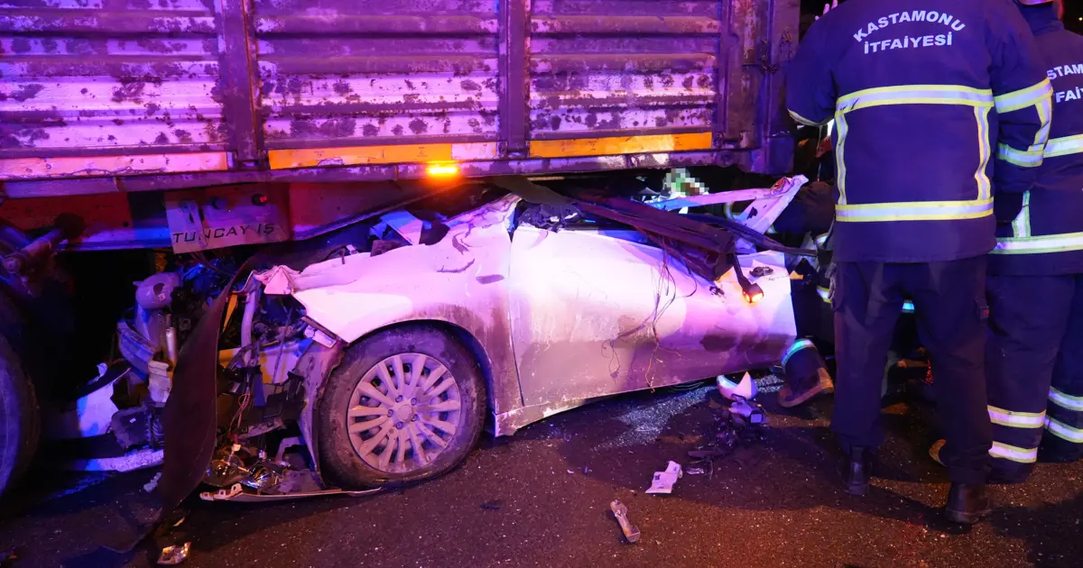 Kastamonu'da TIR'a çarpan otomobildeki 1 kişi öldü, 2 kişi yaralandı