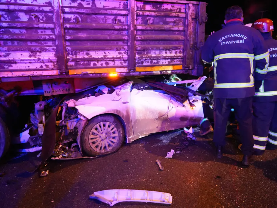 Kastamonu'da TIR'a çarpan otomobildeki 1 kişi öldü, 2 kişi yaralandı