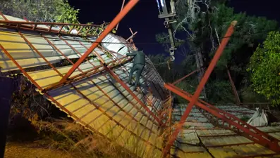 Rüzgâr yerinden söktü. Çatılar uçtu, asırlık ağaç devrildi