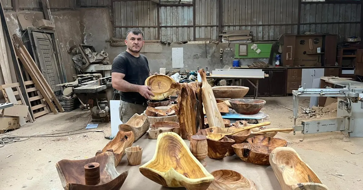 Yaylalardan tek tek toplayıp işliyor. Çürümüş ve kullanılmayanları değerlendiriyor