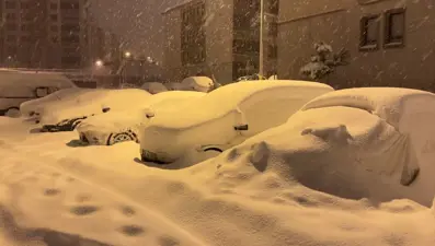 Kar kalınlığı 40 santimetreyi geçti! Evler ve araçlar kara gömüldü