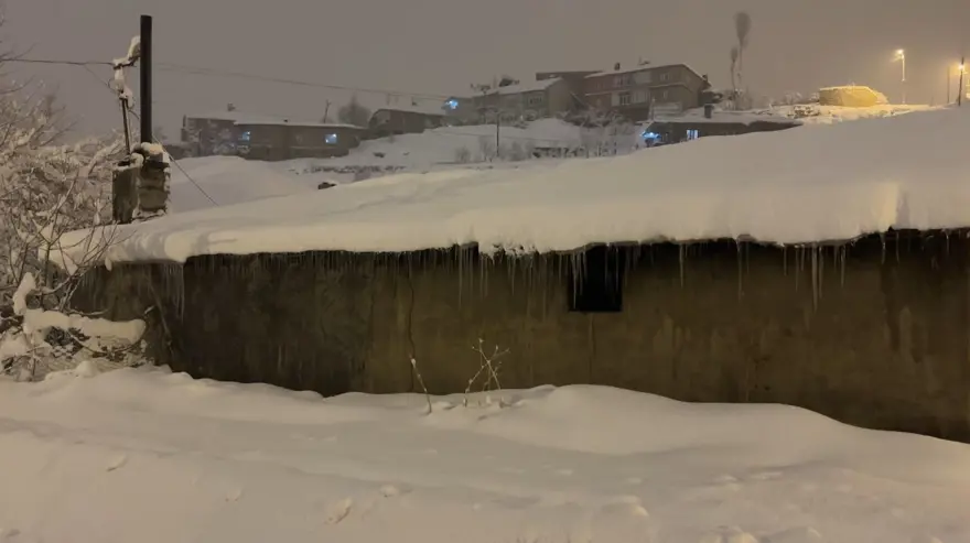 Kar kalınlığı 40 santimetreyi geçti! Evler ve araçlar kara gömüldü 1 Kar kalınlığı 40 santimetreyi geçti! Evler ve araçlar kara gömüldü 1