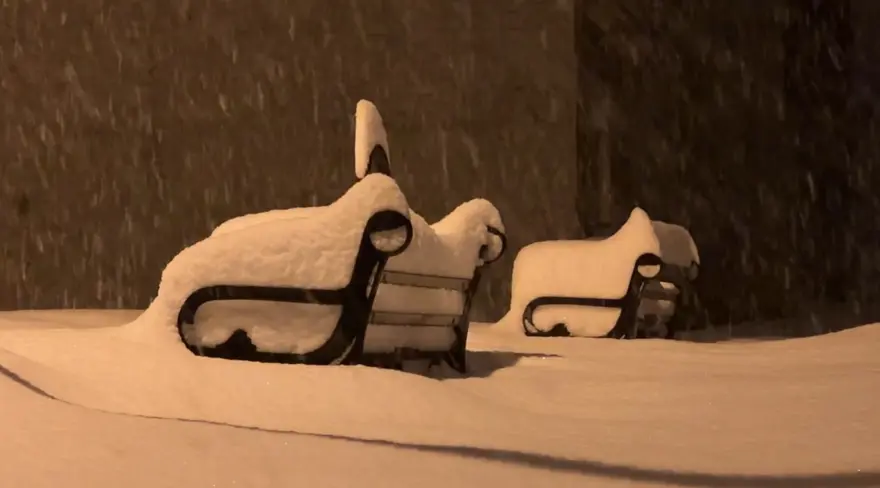 Kar kalınlığı 40 santimetreyi geçti! Evler ve araçlar kara gömüldü 3 Kar kalınlığı 40 santimetreyi geçti! Evler ve araçlar kara gömüldü 3