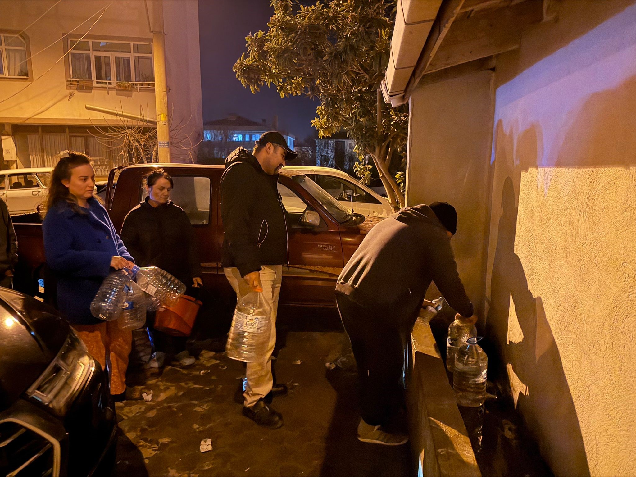 İlçede sular kesildi, hayat durma noktasına geldi. Marketlerde bile su kalmadı