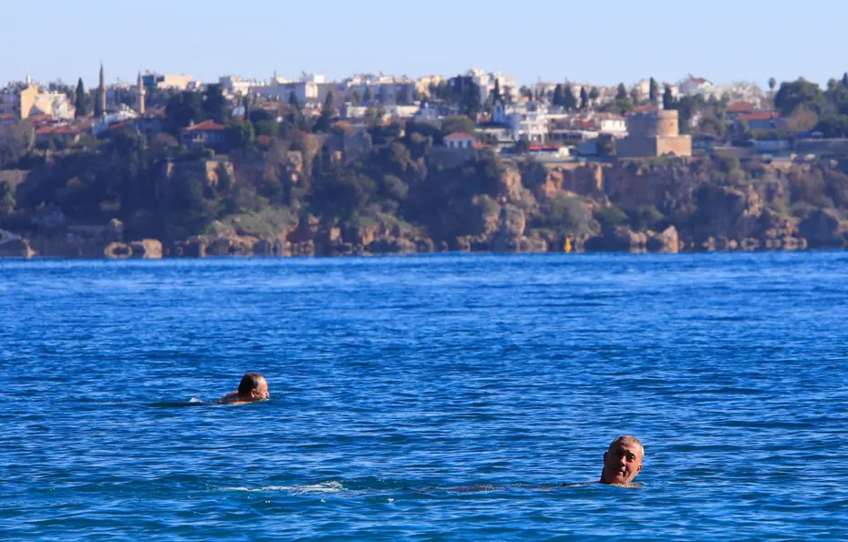1 saat mesafede kar var ama denize girdiler. Herkes üşürken onlar yüzdü
