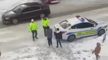 Trafik polisleri çocuklarla kartopu oynadı