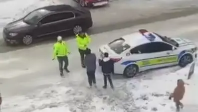 Trafik polisleri çocuklarla kartopu oynadı