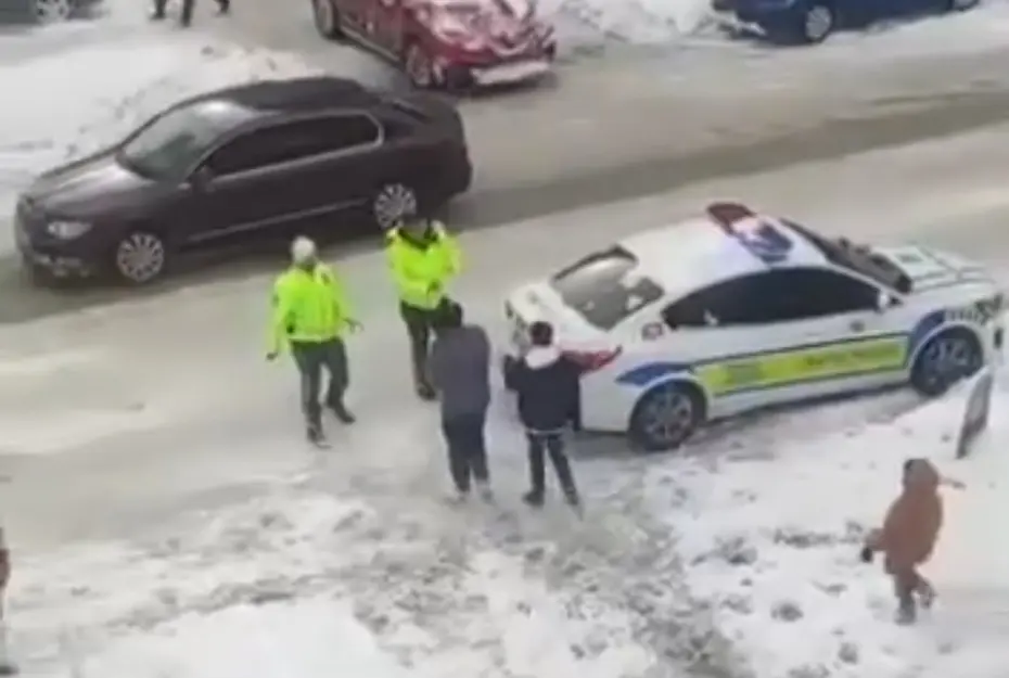 Trafik polisleri çocuklarla kartopu oynadı