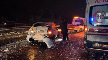 Kar yağışı kazayı getirdi. TEM'de 7 araç birbirine girdi