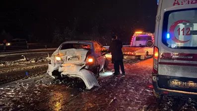 Kar yağışı kazayı getirdi. TEM'de 7 araç birbirine girdi