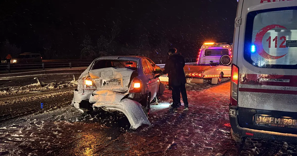 Kar yağışı kazayı getirdi. TEM'de 7 araç birbirine girdi