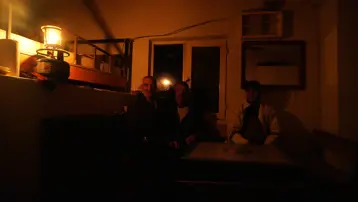 Kar elektrik hatlarına hasar verdi. Onlarca köy ve mezra karanlıkta kaldı