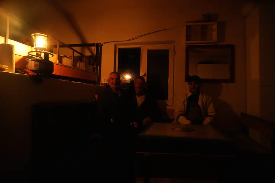 Kar elektrik hatlarına hasar verdi. Onlarca köy ve mezra karanlıkta kaldı