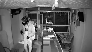 Kuyumcudan çaldıkları altınlarla lüks araba aldılar