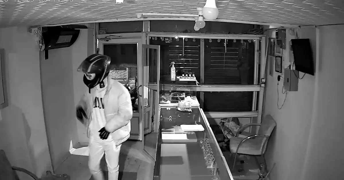 Kuyumcudan çaldıkları altınlarla lüks araba aldılar