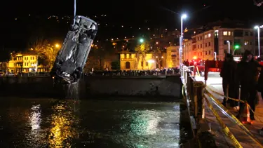 Amasya'da otomobil köprüden nehre uçtu