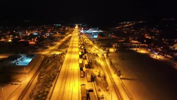 D-100 karayolunda kar çilesi. Onlarca araç mahsur kaldı
