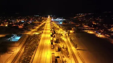 D-100 karayolunda kar çilesi. Onlarca araç mahsur kaldı