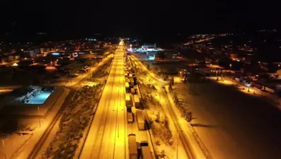 D-100 karayolunda kar çilesi. Onlarca araç mahsur kaldı