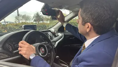 10 yıllık mesleğini bıraktı. Galatasaray ve Boğaziçi mezunu şimdi kravatıyla direksiyon başında