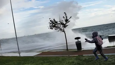 AKOM ve Valilikten İstanbul için fırtına uyarısı: 80 kilometre hıza ulaşacak. Kar yerini yağmura bıraktı, sıcaklık yükseliyor