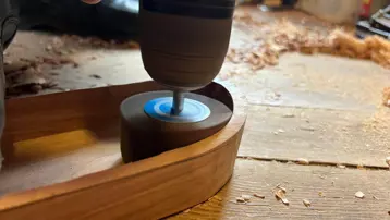 Bu meslekte ondan yaşlısı yok. Kimseden eğitim almadan kendi kendine öğrenmiş