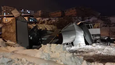 Yoğun kar yağışı nedeniyle iş yerinin çatısı çöktü