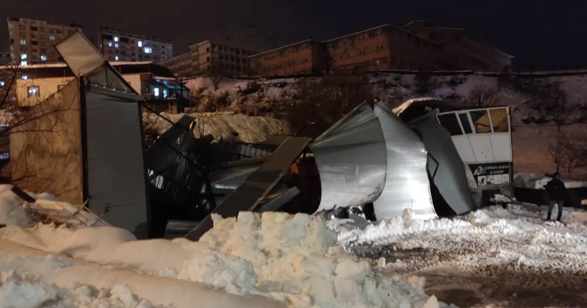 Yoğun kar yağışı nedeniyle iş yerinin çatısı çöktü