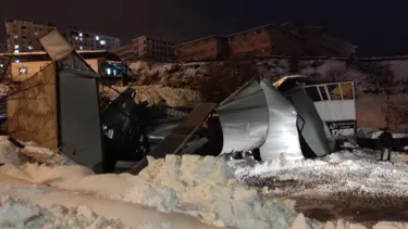 Yoğun kar yağışı nedeniyle iş yerinin çatısı çöktü