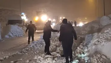 Bitlis'te çevre yolunda çığ düştü. Tanker sürücüsü altında kaldı