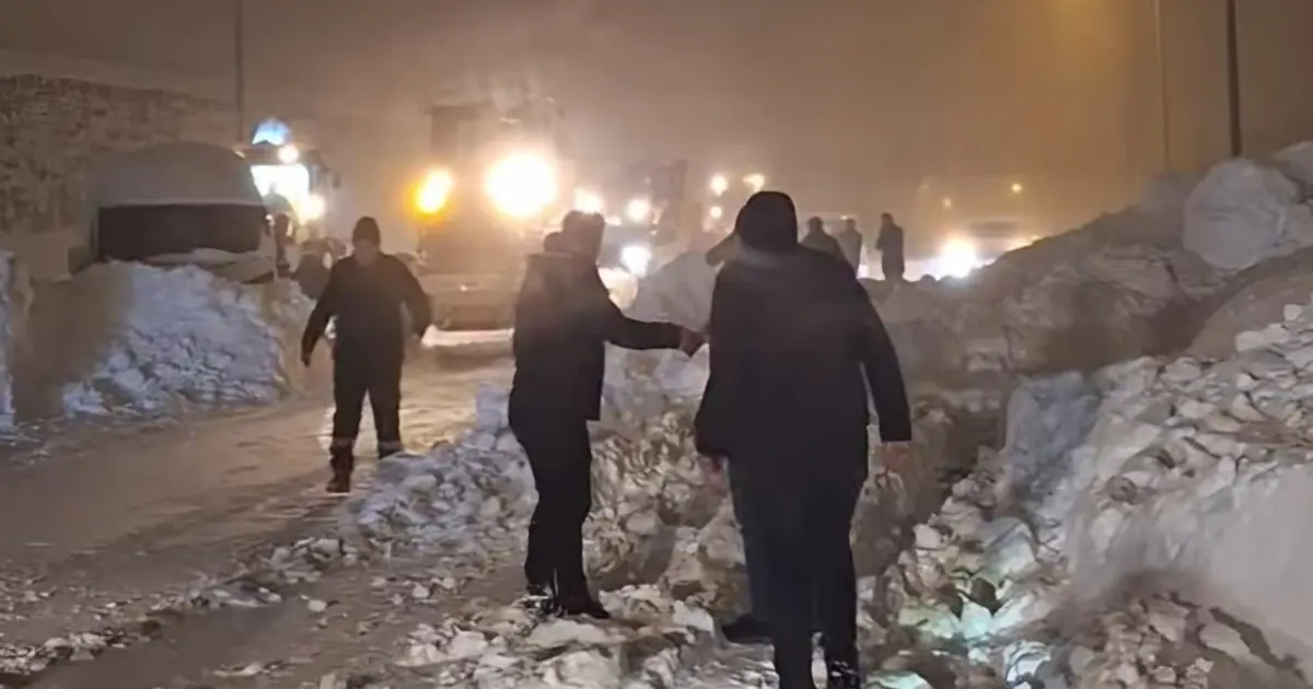 Bitlis'te çevre yolunda çığ düştü. Tanker sürücüsü altında kaldı