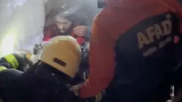 Çatıdaki karları temizlerken üzerine çığ düştü