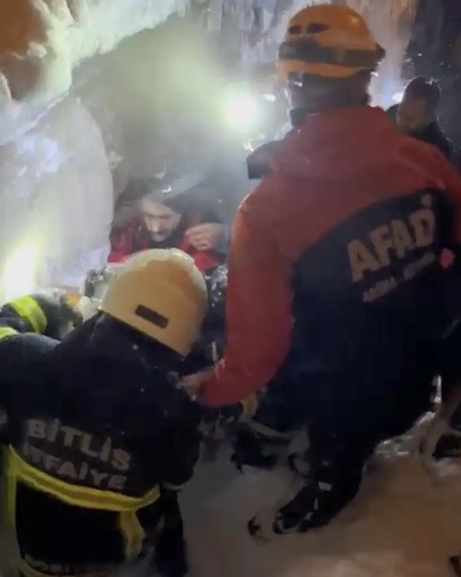 Çatıdaki karları temizlerken üzerine çığ düştü