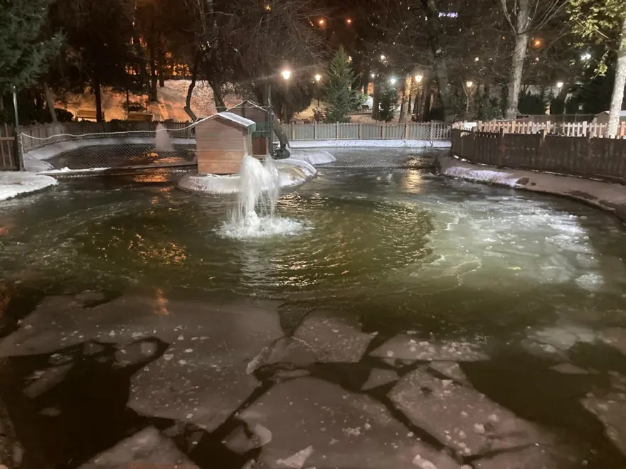 Ankara eksi 11 dereceyi gördü, Kuğulu Park buz tuttu
3 Ankara eksi 11 dereceyi gördü, Kuğulu Park buz tuttu
3