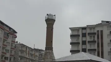 Asrın Felaketi'ni hasarla atlatmıştı. Paşaköşkü Camisi'nin minaresi onarılıyor