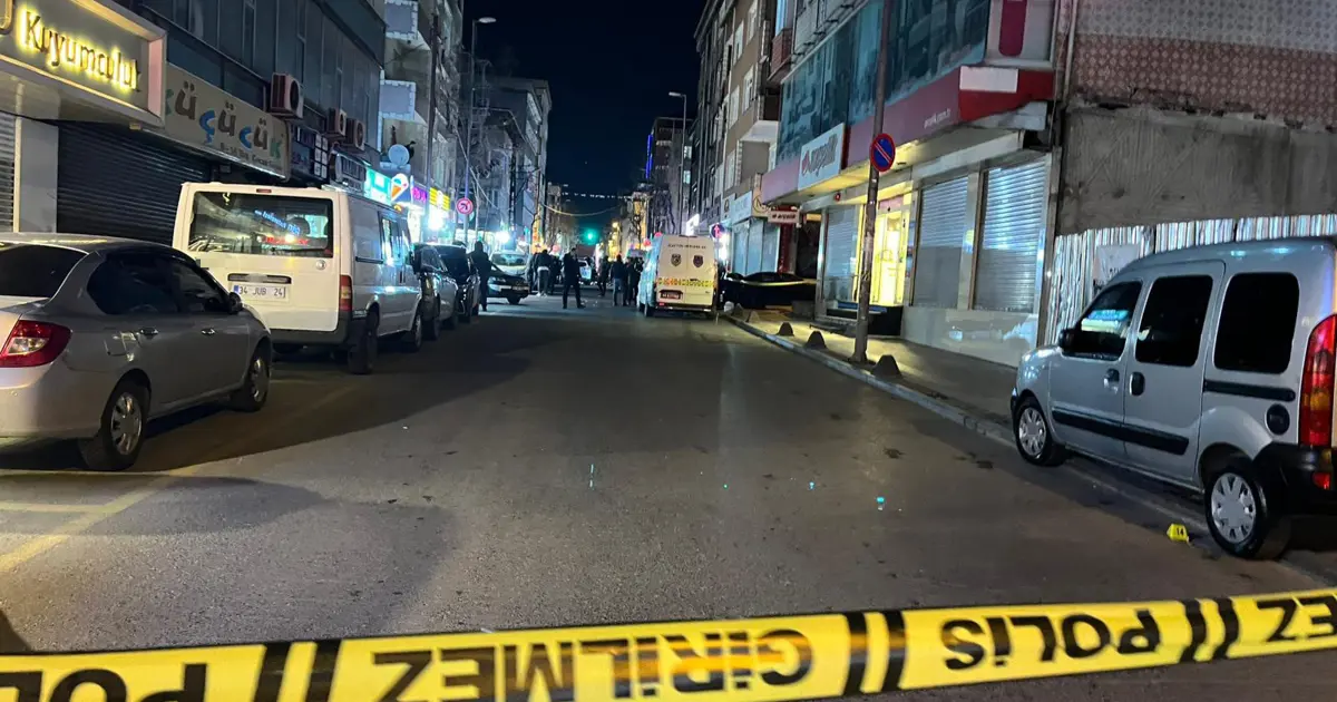 Küçükçekmece'de motosikletli saldırganlar kurşun yağdırdı. 2 ölü, 1 yaralı