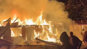 Samsun'da gece yarısı korkutan yangın. İki ev küle döndü