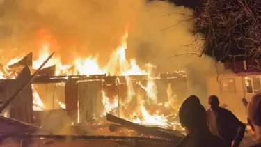 Samsun'da gece yarısı korkutan yangın. İki ev küle döndü