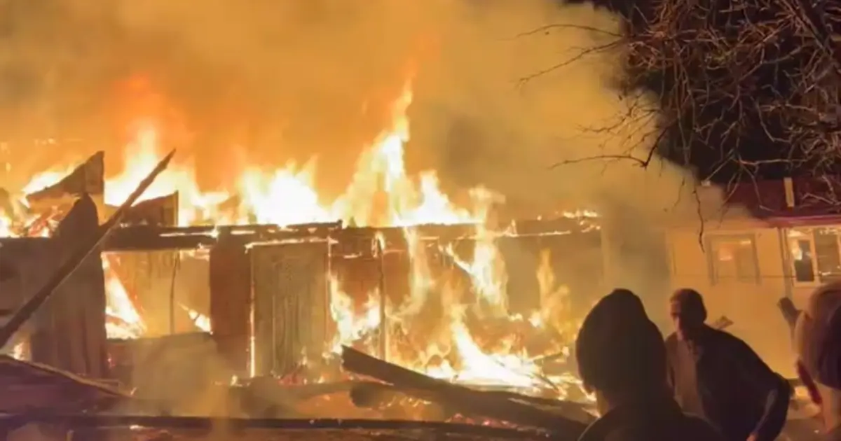Samsun'da gece yarısı korkutan yangın. İki ev küle döndü