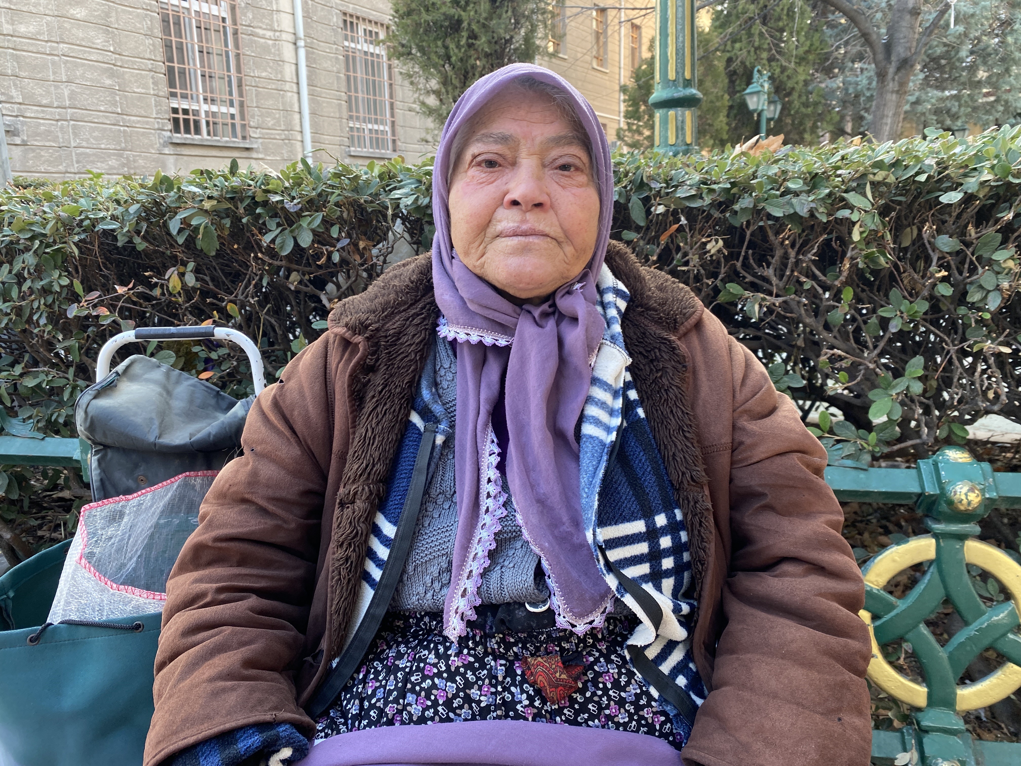 Kuş yemi satıp cezaevindeki yakınlarına bakıyor. Günlük kazancı 150 lira, 5 hastalıkla mücadele ediyor