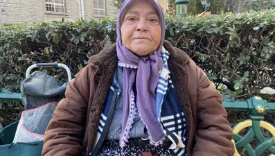 Kuş yemi satıp cezaevindeki yakınlarına bakıyor. Günlük kazancı 150 lira, 5 hastalıkla mücadele ediyor