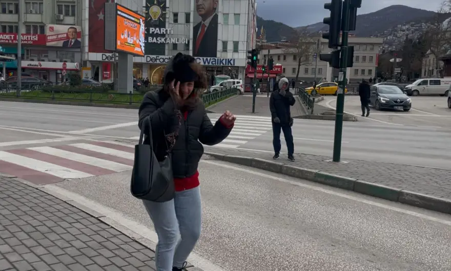 80 kilometrelik fırtına. Sokağa çıkan yürüyemedi, olduğu yerde durup bekledi 2 80 kilometrelik fırtına. Sokağa çıkan yürüyemedi, olduğu yerde durup bekledi 2