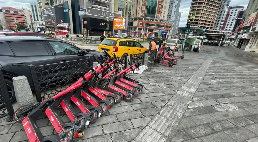 80 kilometrelik fırtına. Sokağa çıkan yürüyemedi, olduğu yerde durup bekledi 1 80 kilometrelik fırtına. Sokağa çıkan yürüyemedi, olduğu yerde durup bekledi 1